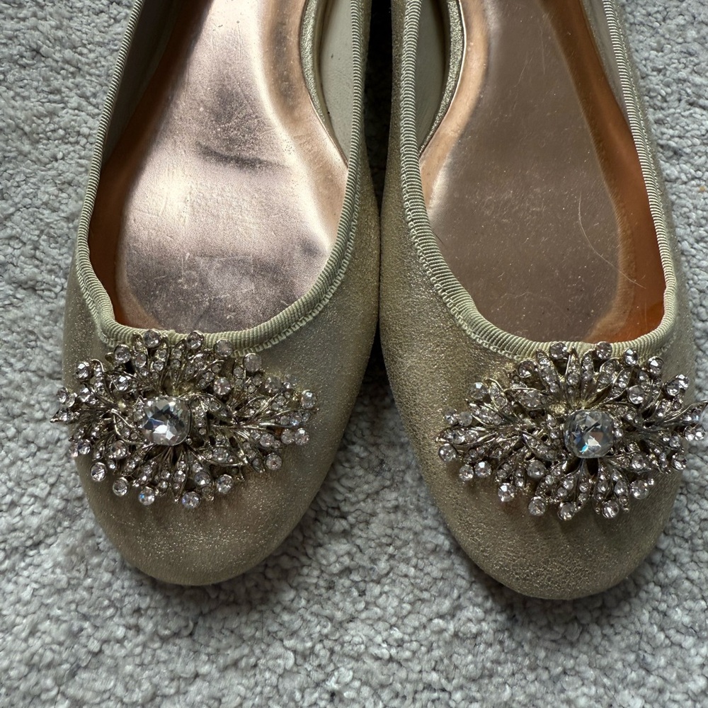 Size 8.5 Badgley Mischka Women's Gold Flats - Picture 2 of 4
